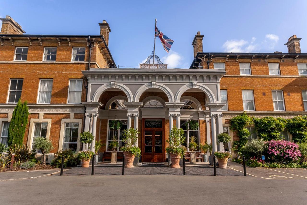 Oatlands Park Hotel Weybridge Buitenkant foto