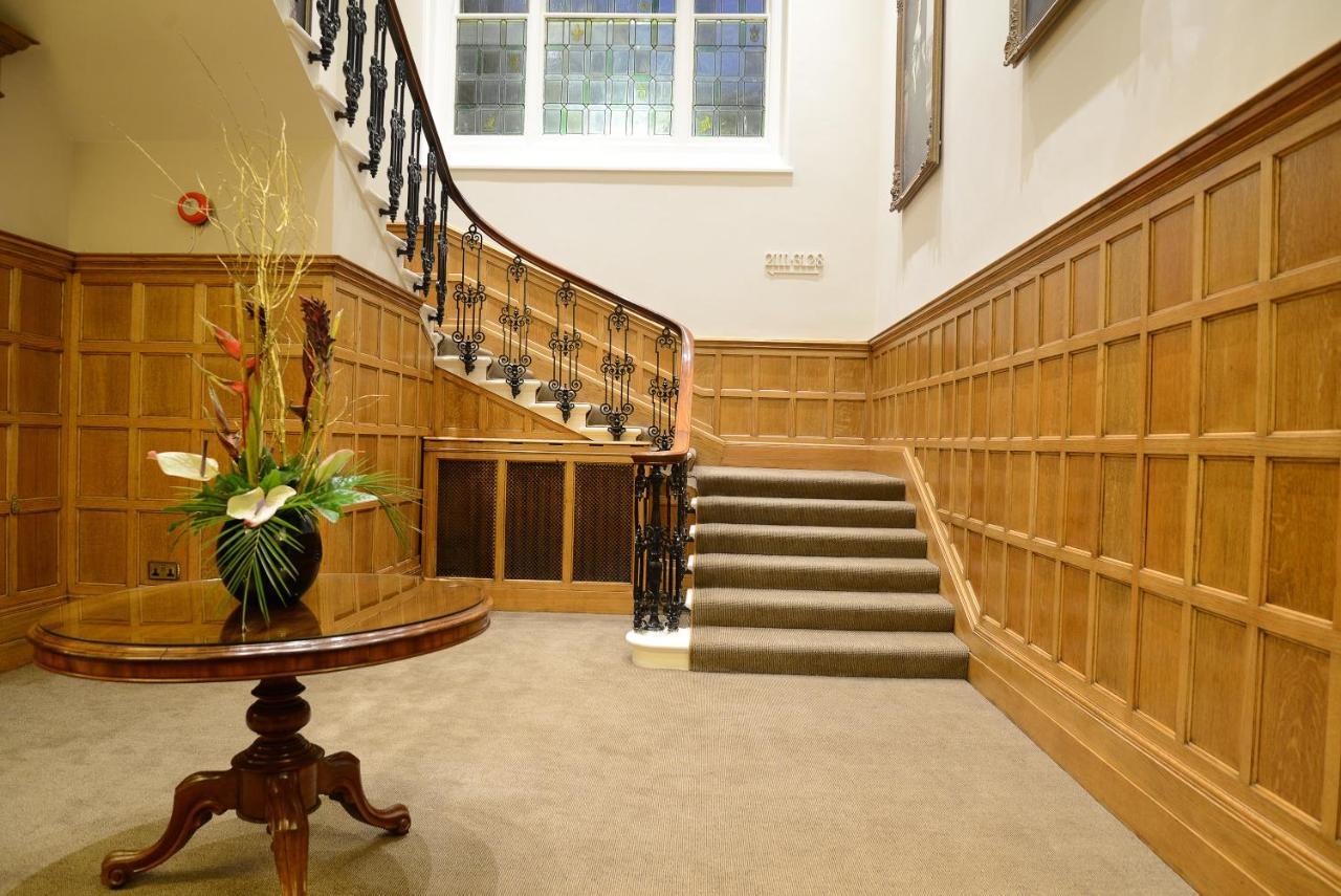 Oatlands Park Hotel Weybridge Buitenkant foto