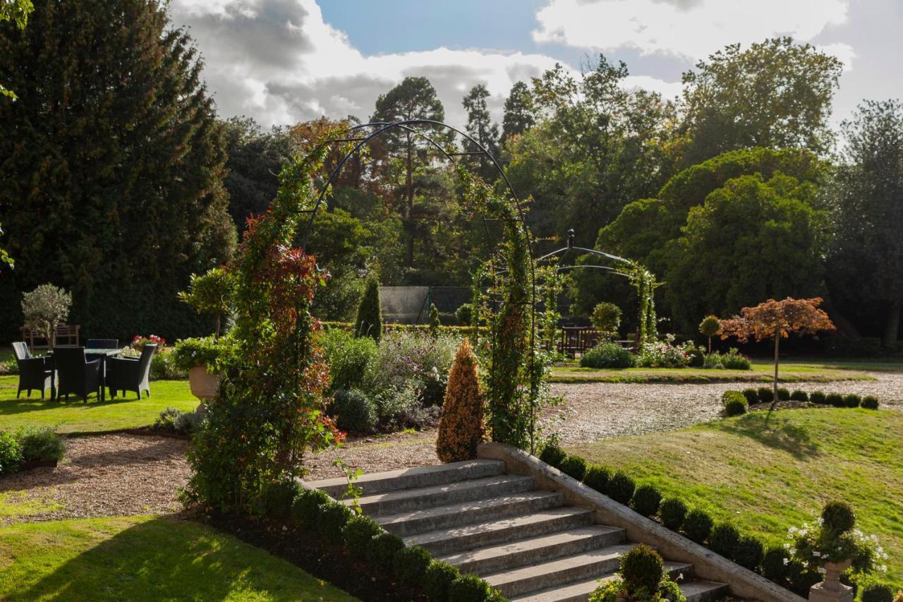 Oatlands Park Hotel Weybridge Buitenkant foto
