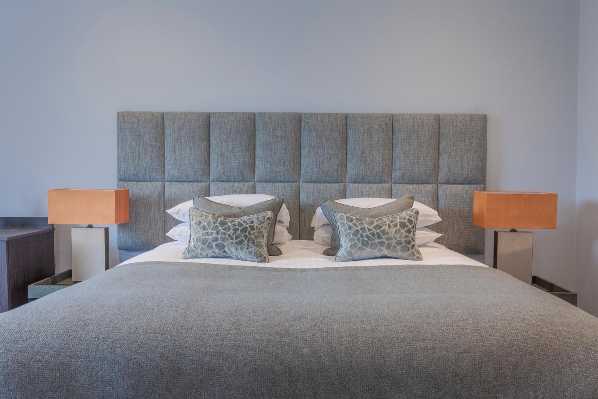 Oatlands Park Hotel Weybridge Buitenkant foto