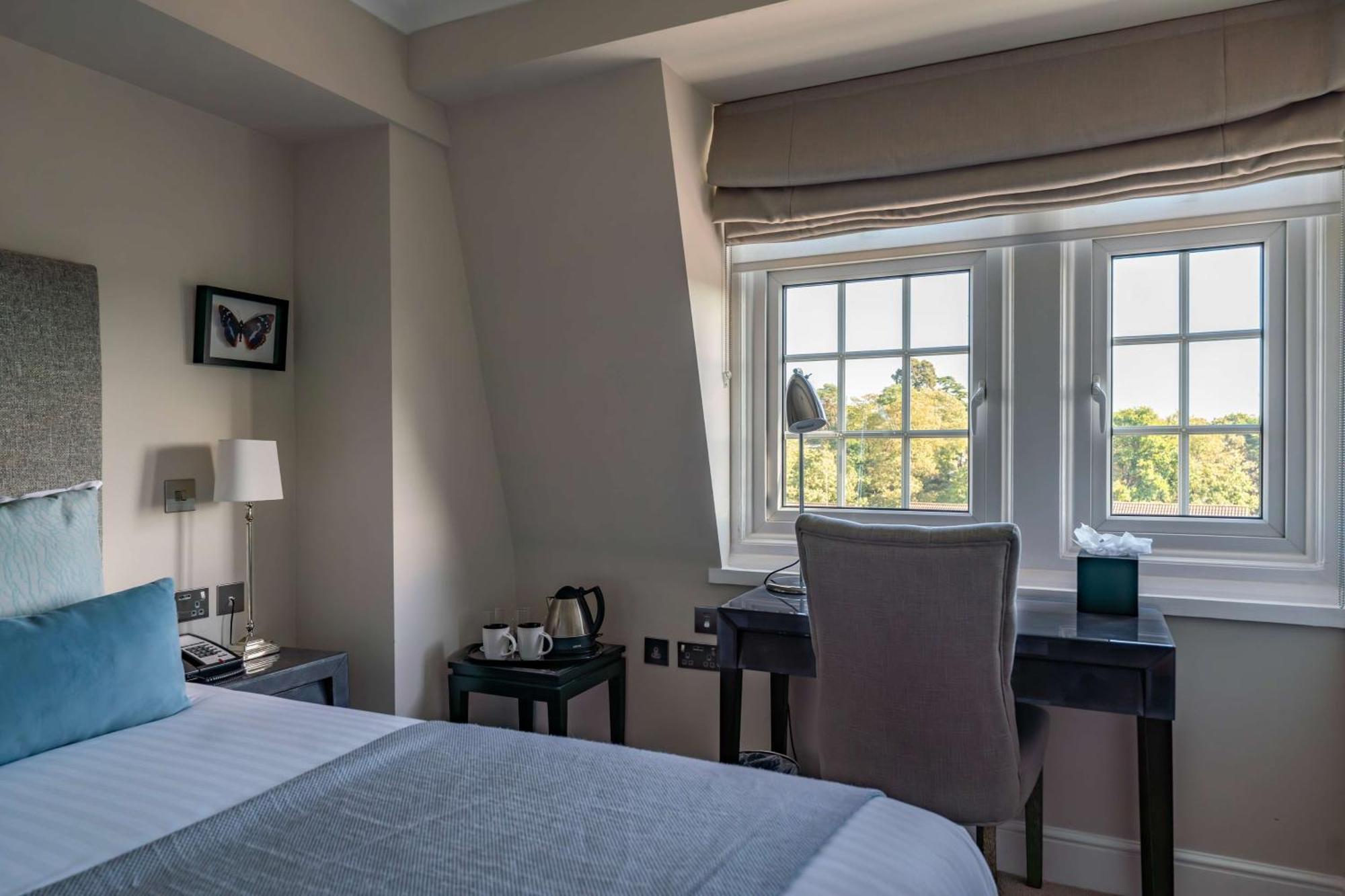 Oatlands Park Hotel Weybridge Buitenkant foto