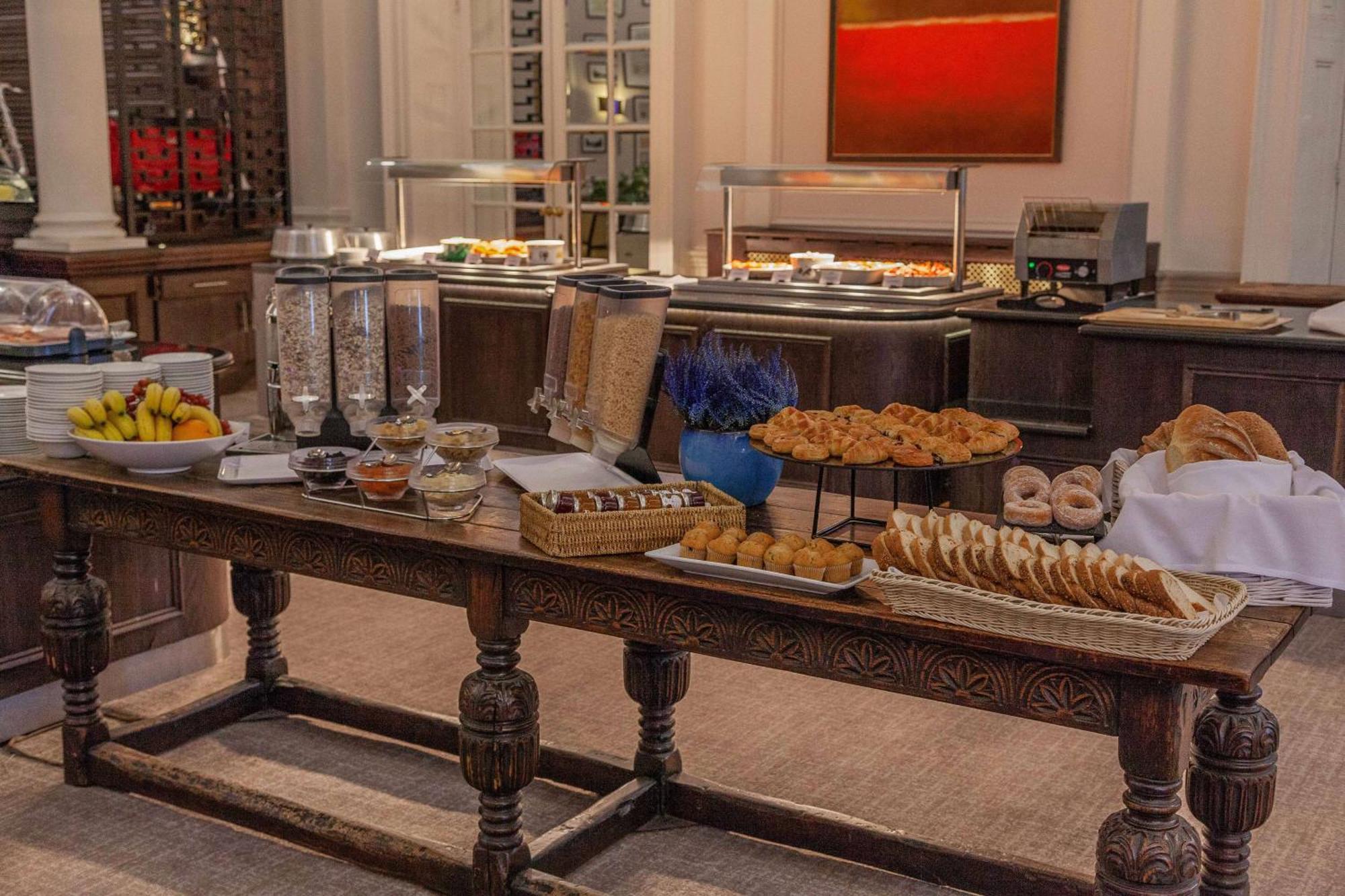 Oatlands Park Hotel Weybridge Buitenkant foto