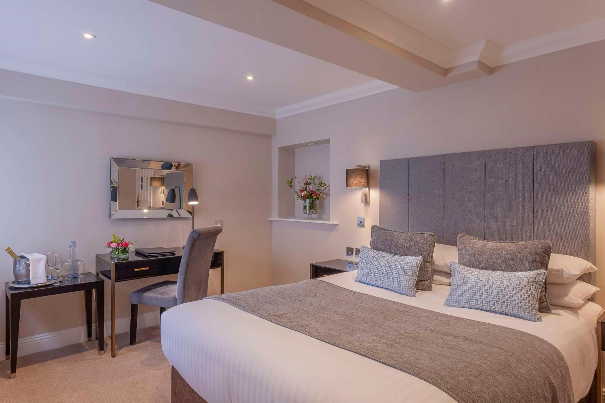 Oatlands Park Hotel Weybridge Buitenkant foto
