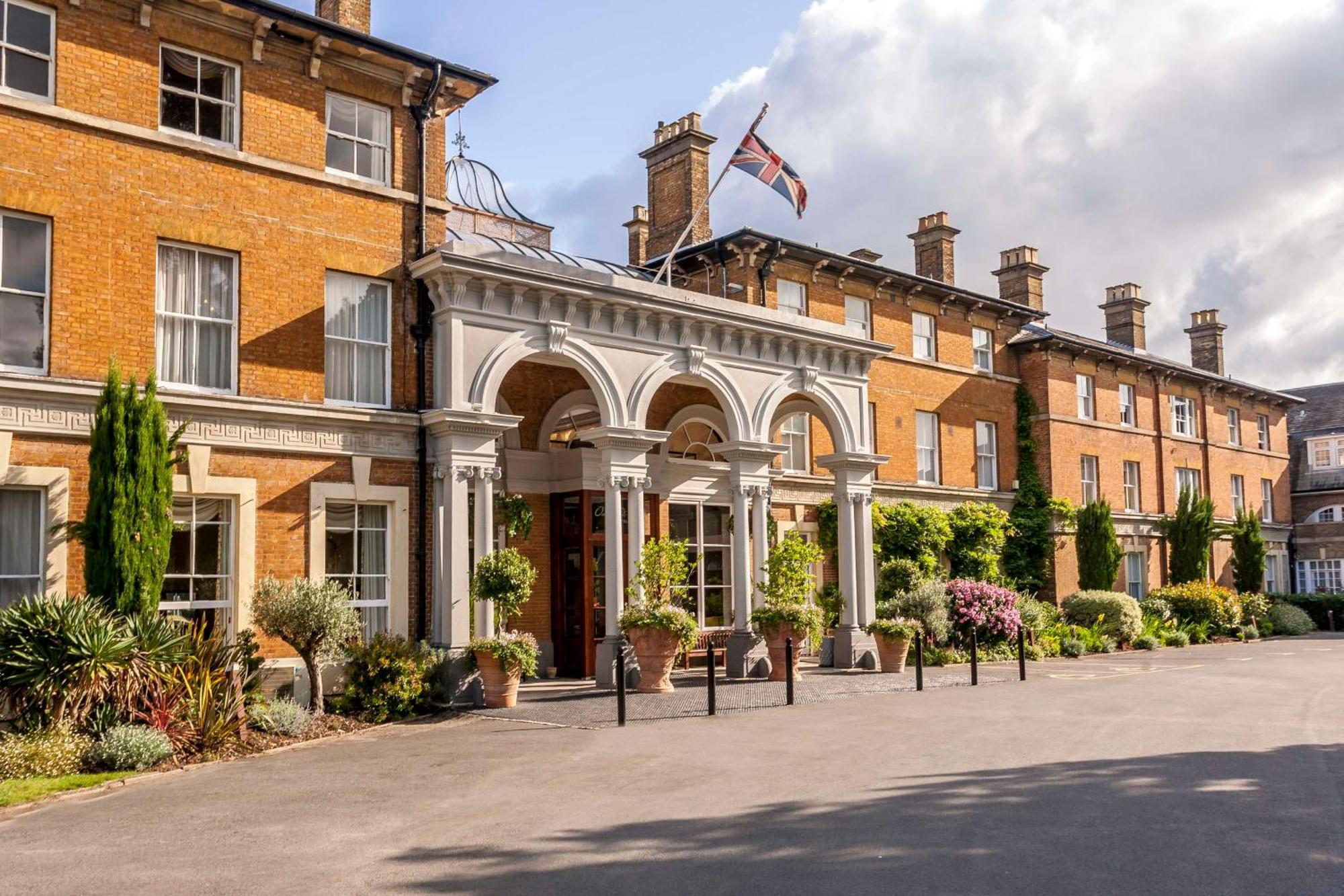 Oatlands Park Hotel Weybridge Buitenkant foto