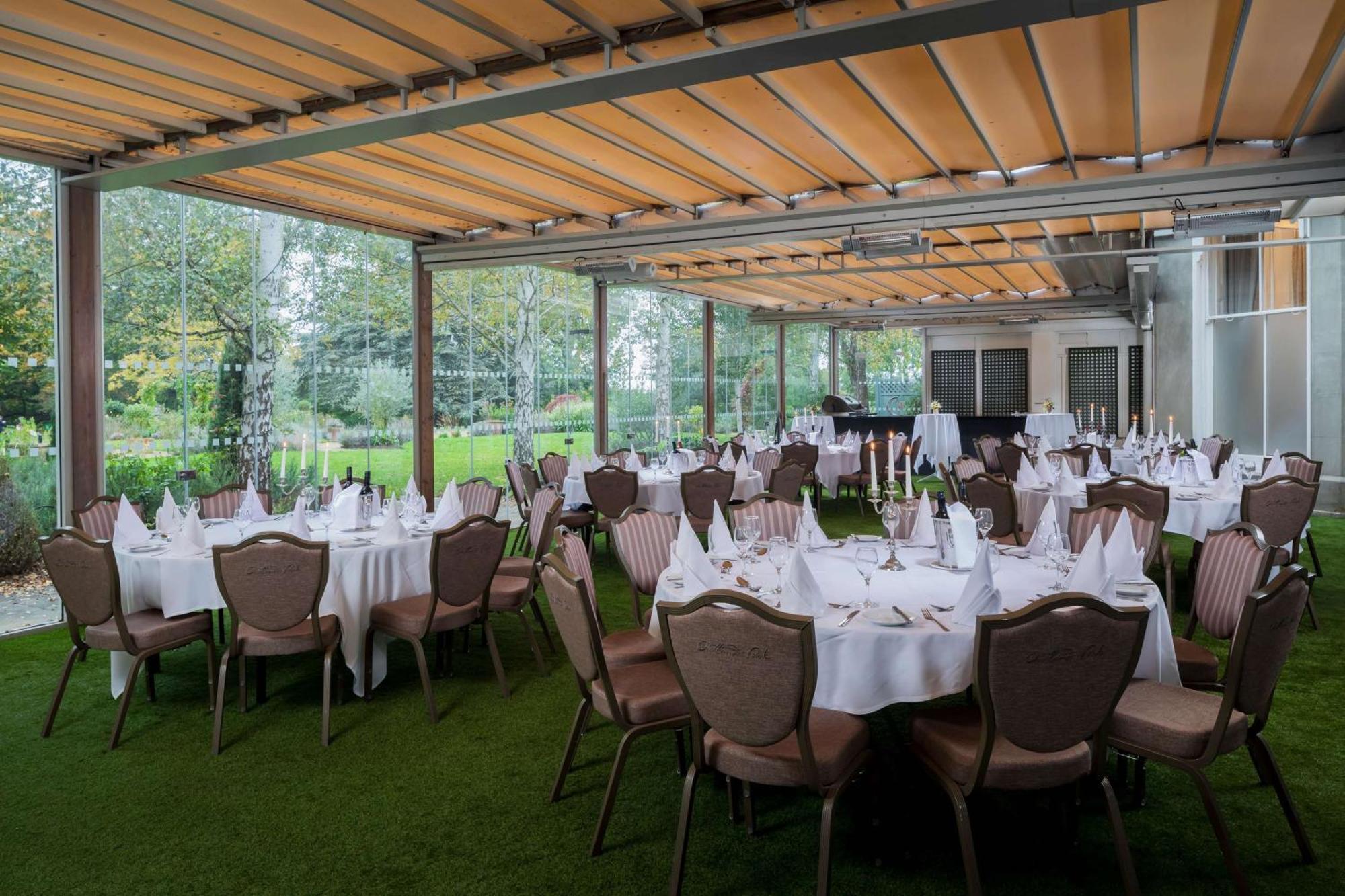 Oatlands Park Hotel Weybridge Buitenkant foto