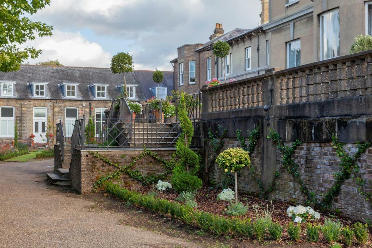 Oatlands Park Hotel Weybridge Buitenkant foto